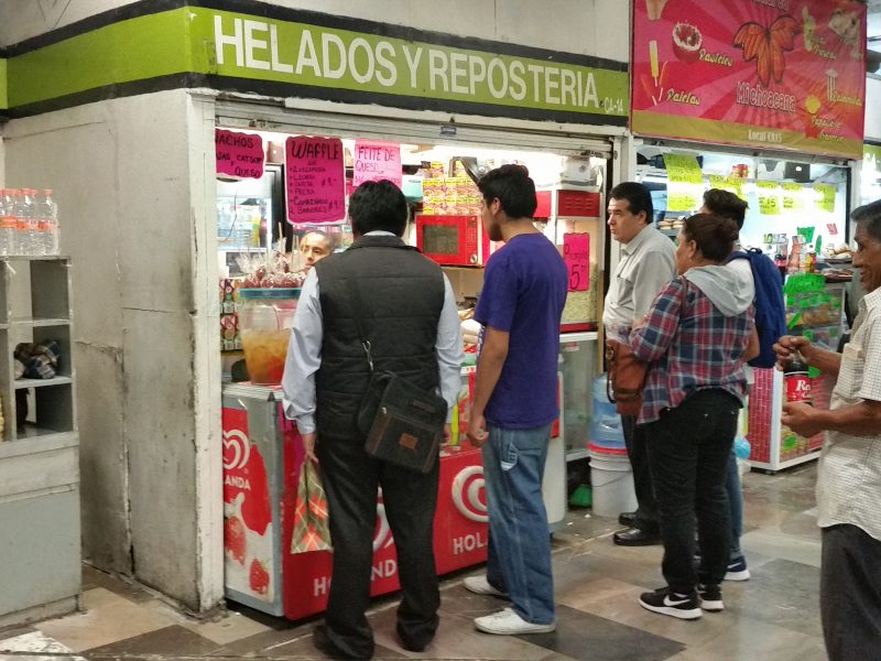 An ice cream shop in the interior of a Mexico City Metro Station.